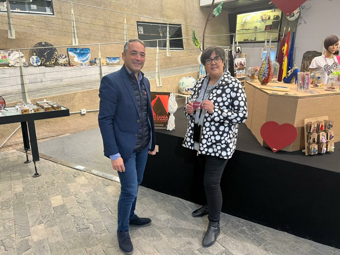 Rafael Gómez entrega el carne artesano a Esperanza de "Macrahope"