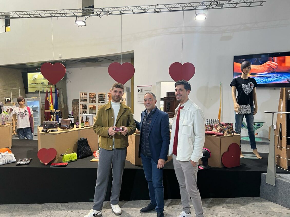 Rafael Gómez, entrega el carné artesano a Pajaritas con Jota