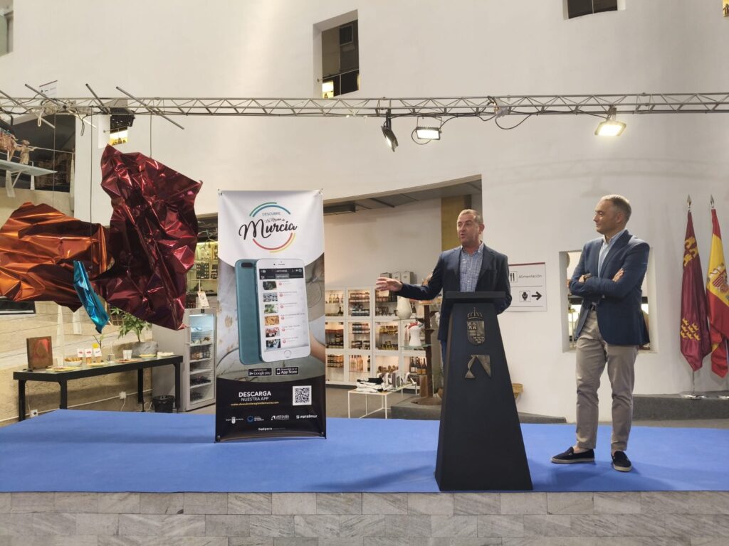 El director general de Impulso al Comercio, Innovación Empresarial e Industrias y Oficios Artesanales, Rafael Gómez, junto con el presidente de Ruralmur, José Antonio Lucas, durante la presentación de la nueva aplicación digital. 