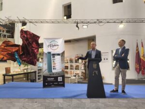 El director general de Impulso al Comercio, Innovación Empresarial e Industrias y Oficios Artesanales, Rafael Gómez, junto con el presidente de Ruralmur, José Antonio Lucas, durante la presentación de la nueva aplicación digital. 