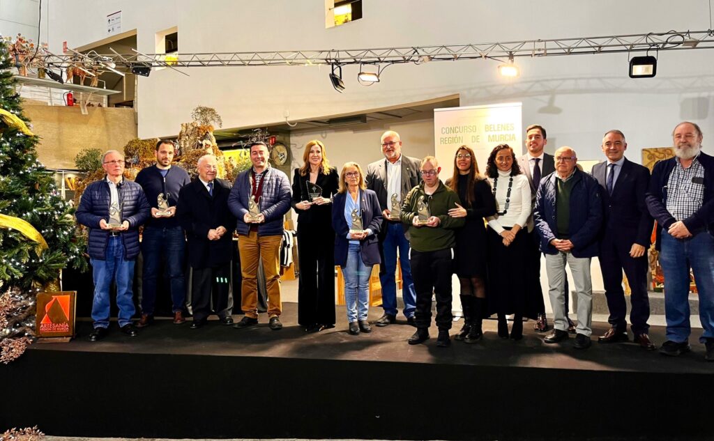 El Ayuntamiento de Las Torres de Cotillas, la Asociación Belenista de Lorca, la Ermita del Pilar de Murcia, el colegio público Alfonso X de Yecla, el Centro de Educación Ocupacional CEOM y el belén de Vicente Jiménez son los galardonados VIII Concurso Regional de Belenes VIII Concurso Regional de Belenes El Centro de Artesanía de Murcia acogió esta mañana el acto de entrega de premios del VIII Concurso Regional de Belenes, una iniciativa impulsada por la Consejería de Empresa, Empleo y Economía Social, a través de la Dirección General de Impulso al Comercio, Innovación Empresarial e Industrias y Oficios Artesanales, en colaboración con la Asociación BelenCribs. El Ayuntamiento de Las Torres de Cotillas, la Asociación Belenista de Lorca, la Ermita del Pilar de Murcia, el colegio público Alfonso X de Yecla, el Centro de Educación Ocupacional CEOM y el belén de Vicente Jiménez han sido los galardonados de este año. Estos galardones distinguen la dedicación, la creatividad y el valor cultural de esta tradición profundamente arraigada en la Región, y se conceden en seis categorías, que reconocen tanto el trabajo individual como el esfuerzo colectivo de asociaciones, centros educativos, parroquias y administraciones locales. El jurado ha valorado la calidad artística de los trabajos, la originalidad de las propuestas y el esfuerzo colectivo detrás de muchos de los belenes presentados. En total, en el concurso se han inscrito 251 belenes procedentes de distintos municipios y ámbitos de la Región, que lo consolida como una de las citas culturales navideñas con mayor participación. En el acto, la consejera de Empresa, Empleo y Economía Social, Marisa López Aragón, destacó que “el belenismo es una expresión viva de nuestra identidad cultural y un ejemplo de cómo la artesanía y la tradición siguen teniendo un papel relevante en la sociedad actual”. Asimismo, subrayó que “los belenes no solo embellecen nuestros municipios durante la Navidad, sino que transmiten valores, historia y creatividad de generación en generación”. El Premio en la categoría de Particulares ha sido concedido a Vicente Jiménez, vecino de la pedanía murciana de Guadalupe, por un belén que destaca por el cuidado en los detalles, la calidad de los elementos artesanales y la armonía del conjunto. Esta modalidad volvió a ser la más concurrida del certamen, con 134 belenes presentados. En la categoría de Centros Educativos, se ha reconocido al colegio Alfonso X de Yecla, por su enfoque didáctico y participativo, que involucra al alumnado en el conocimiento y la transmisión de la tradición belenista. Por su parte, el Premio a Centros de Educación Especial ha distinguido al CEOM, valorando el esfuerzo, la dedicación y la ilusión del alumnado en la elaboración del belén como herramienta educativa y de integración. El Premio a Peñas Huertanas y Asociaciones ha sido para la Asociación Belenista de Lorca, por su labor constante en la defensa, conservación y difusión del belenismo como manifestación cultural propia de la Región. En el apartado de Parroquias, el jurado ha reconocido a la Ermita del Pilar de Murcia por el esmero, la devoción y el cuidado artístico de su representación del Nacimiento. Finalmente, el Premio a Ayuntamientos ha recaído en el Ayuntamiento de Las Torres de Cotillas, por su implicación activa en la promoción del belenismo y su apuesta por mantener viva esta tradición como seña de identidad local. La elevada participación registrada en esta octava edición, con especial incremento en municipios como Yecla y Águilas, pone de manifiesto el creciente interés ciudadano y el dinamismo local en torno al belenismo. “Con iniciativas como este concurso, el Gobierno regional reafirma su compromiso con la protección del patrimonio cultural inmaterial, el impulso de la artesanía y la preservación de las tradiciones navideñas en la Región de Murcia”, concluyó López Aragón.